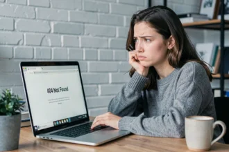 Jeune femme frustrée regardant une page d'erreur 404 sur son ordinateur portable dans un bureau à domicile